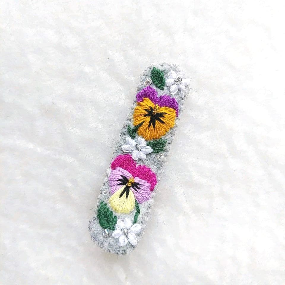 グレーパンジー刺繍☆5センチヘアクリップ