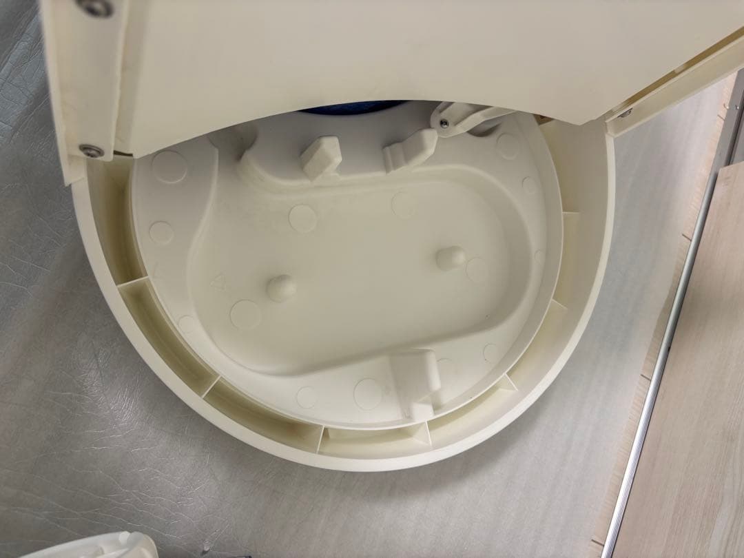 KAZ気化式加湿器　大容量　便利なキャスター付き　ホワイト　送料無料