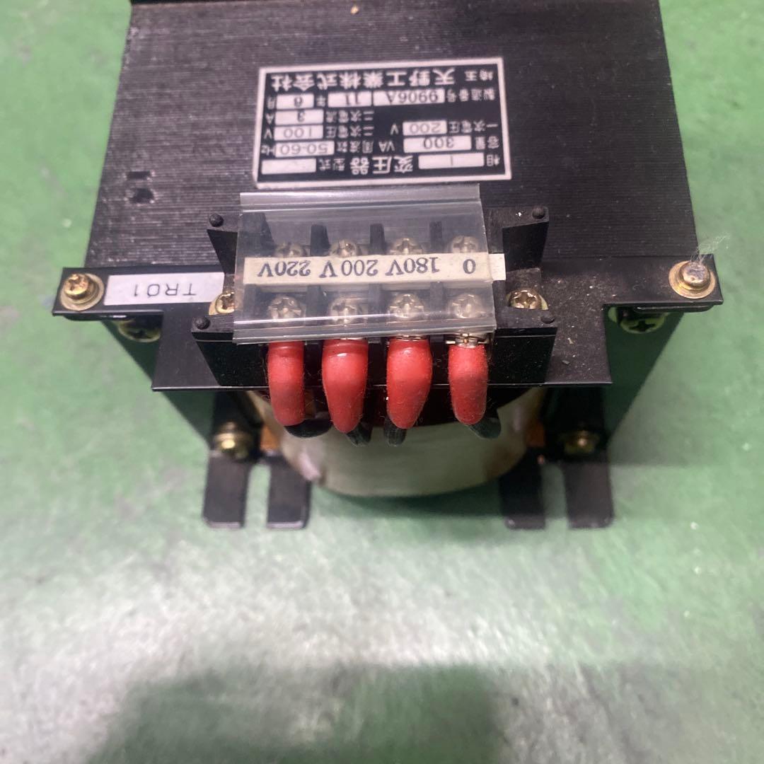 変圧器 容量 300VA 周波数 50-60 Hz