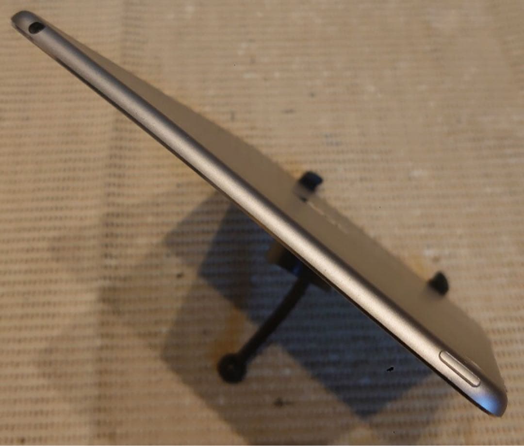 Q10AD 完動品iPad Air2(A1567)本体16GBゴールド送料込au
