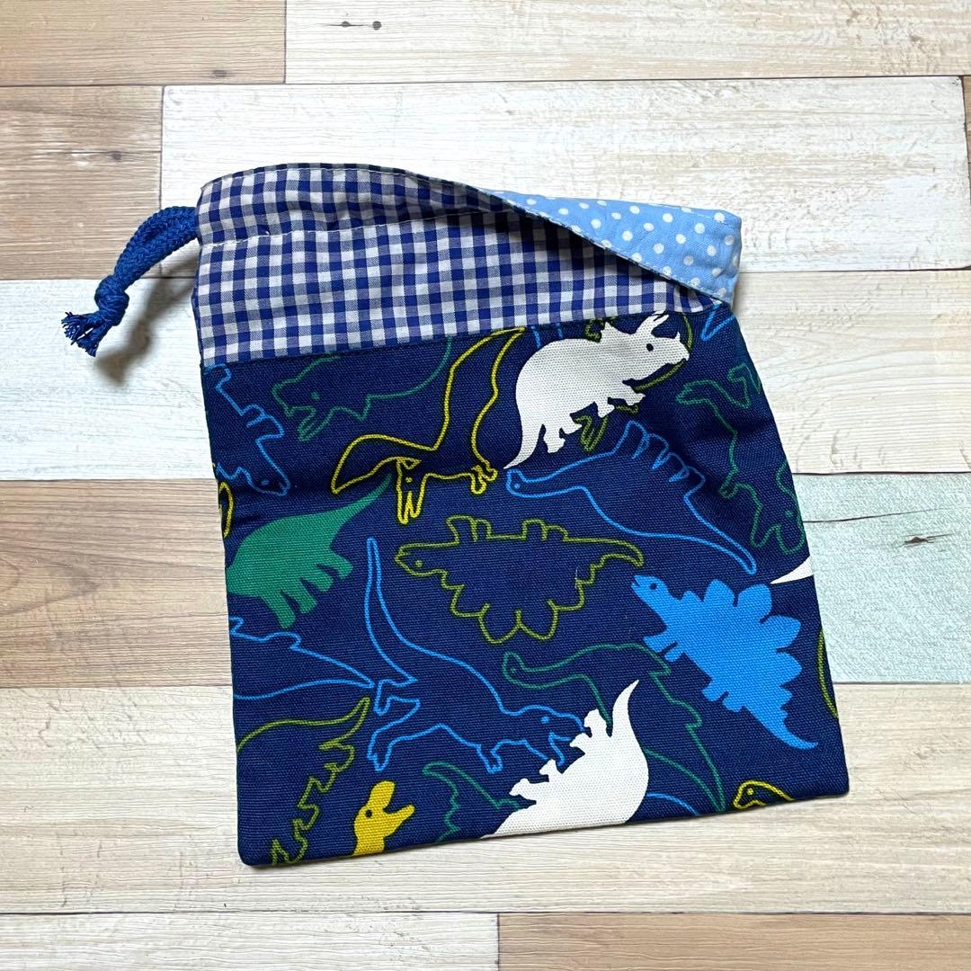 ハンドメイド★ブルー。恐竜プリント×ギンガム切替片側紐出し巾着。入園グッズ