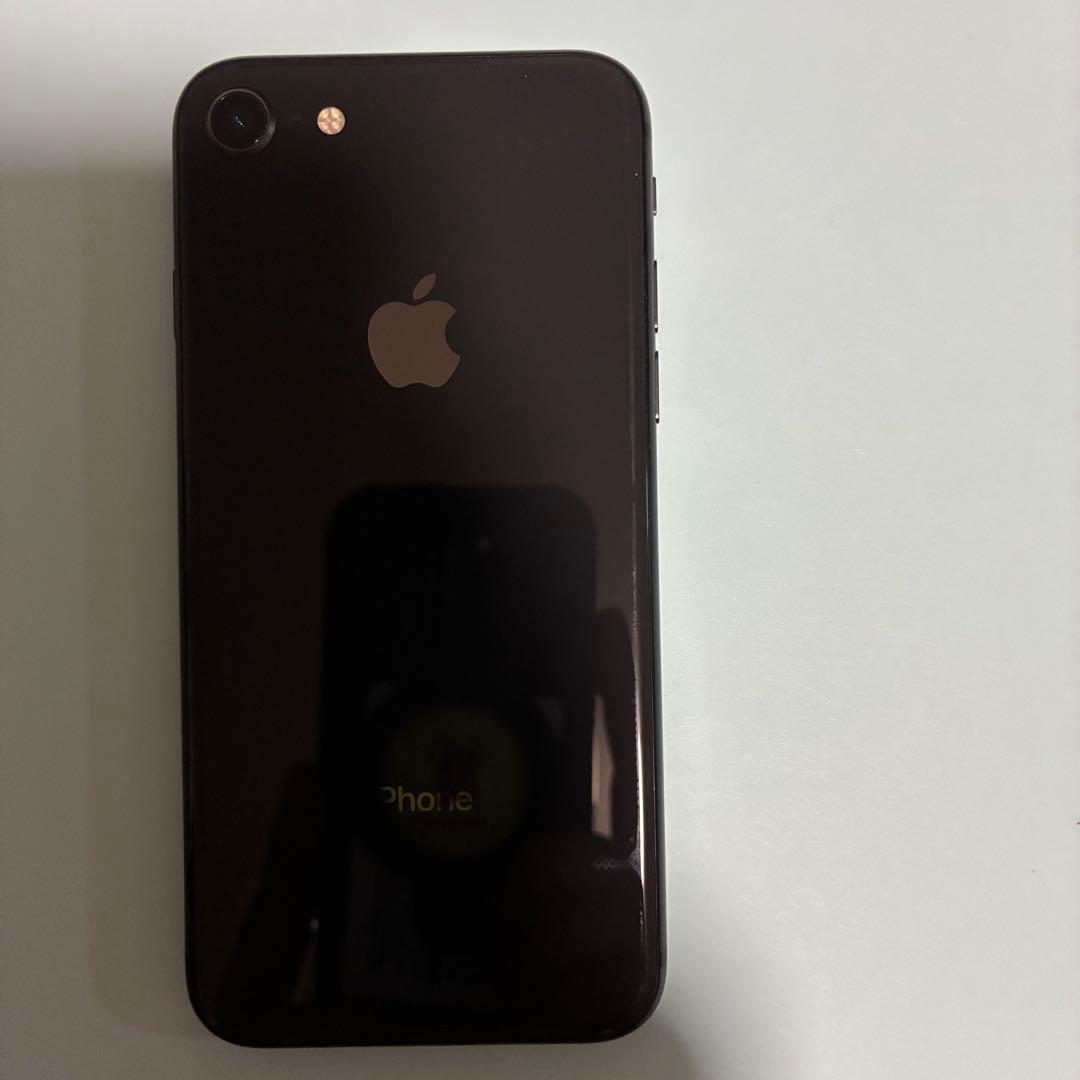 Apple iPhone 8 本体　６４G