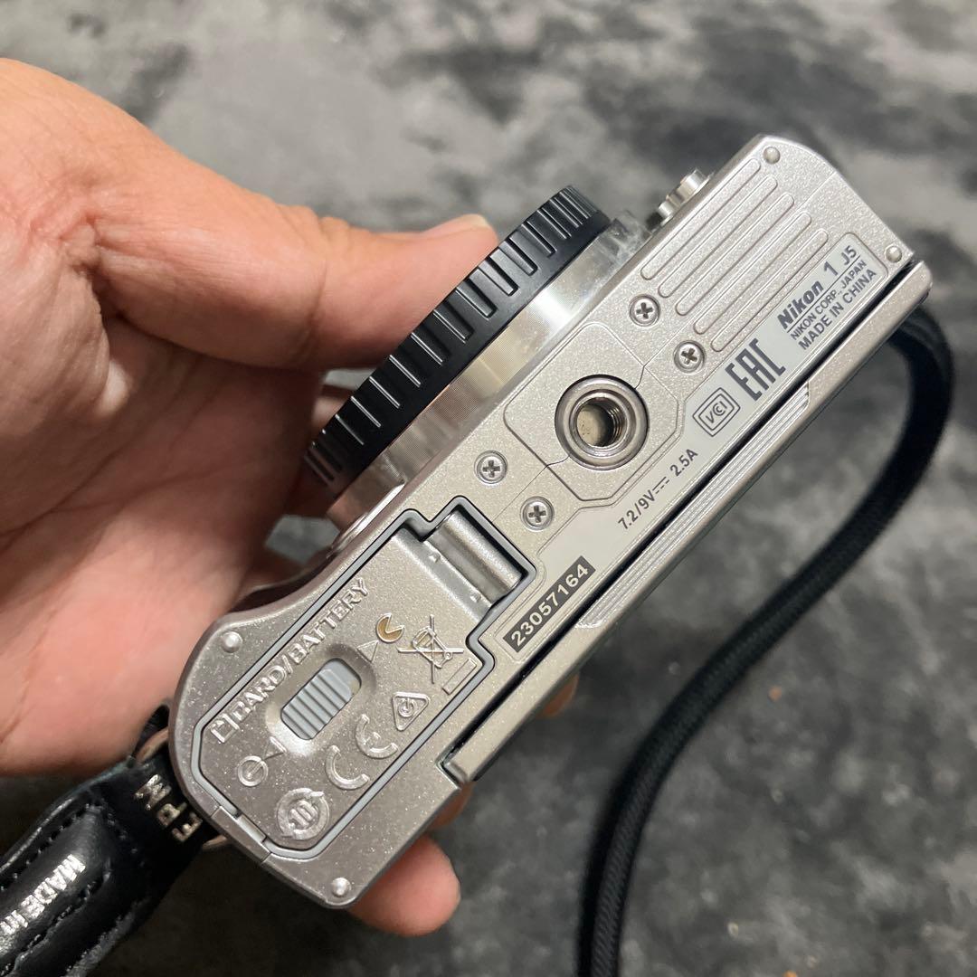 ラ*ー様 【美品】ニコン Nikon1 J5 パワーズームキットカメラ