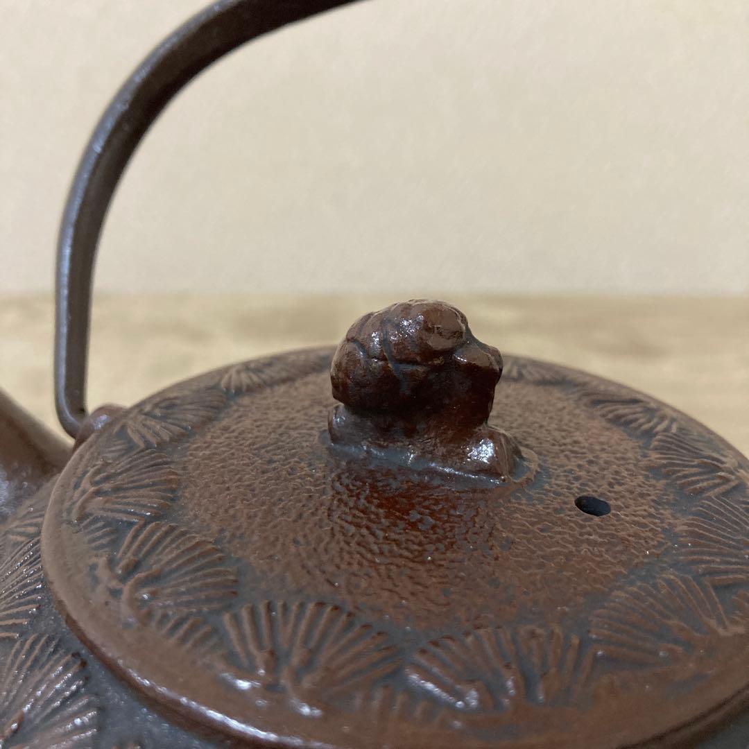 南部鉄器　鉄瓶　老舗丸善 南部盛栄堂（及源）松葉文　松ぼっくり摘み　ホーロー加工
