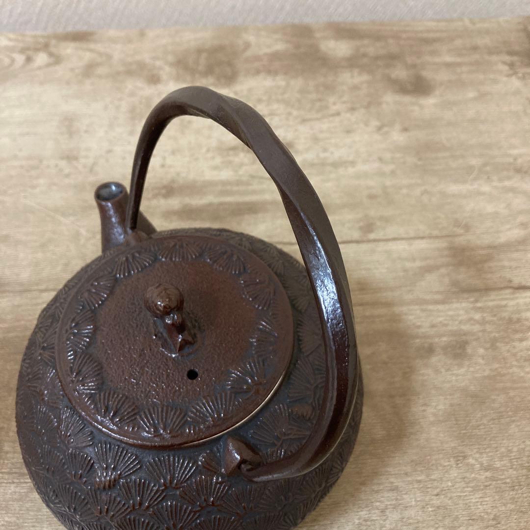 南部鉄器　鉄瓶　老舗丸善 南部盛栄堂（及源）松葉文　松ぼっくり摘み　ホーロー加工