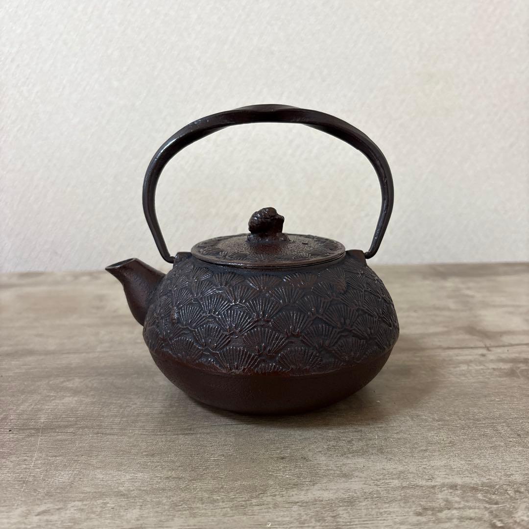 南部鉄器　鉄瓶　老舗丸善 南部盛栄堂（及源）松葉文　松ぼっくり摘み　ホーロー加工