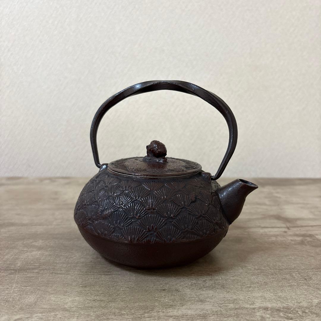 南部鉄器　鉄瓶　老舗丸善 南部盛栄堂（及源）松葉文　松ぼっくり摘み　ホーロー加工