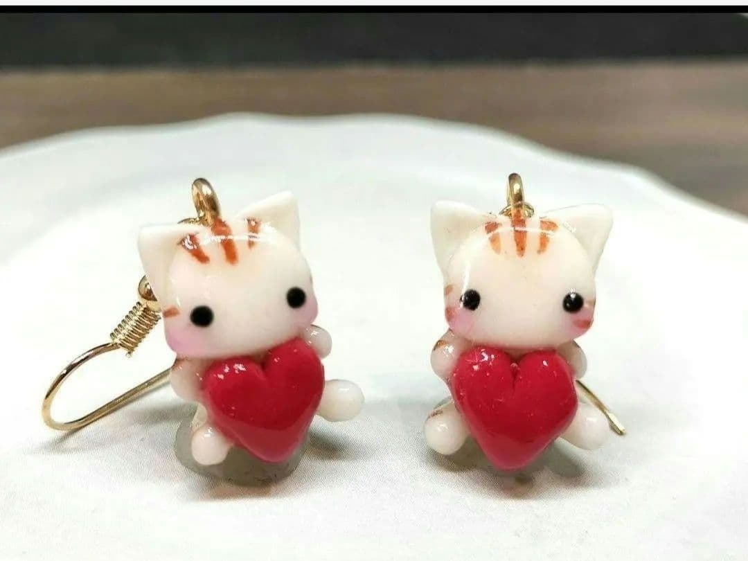 ハートをぎゅっと！にゃんこピアス（白シマ）
