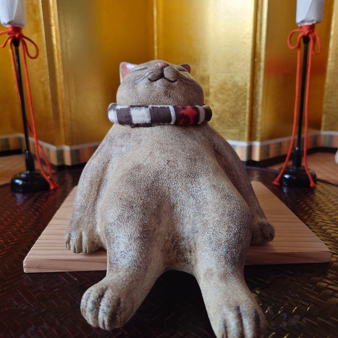 茶猫　くすみクリーム色　兜　端午の節句