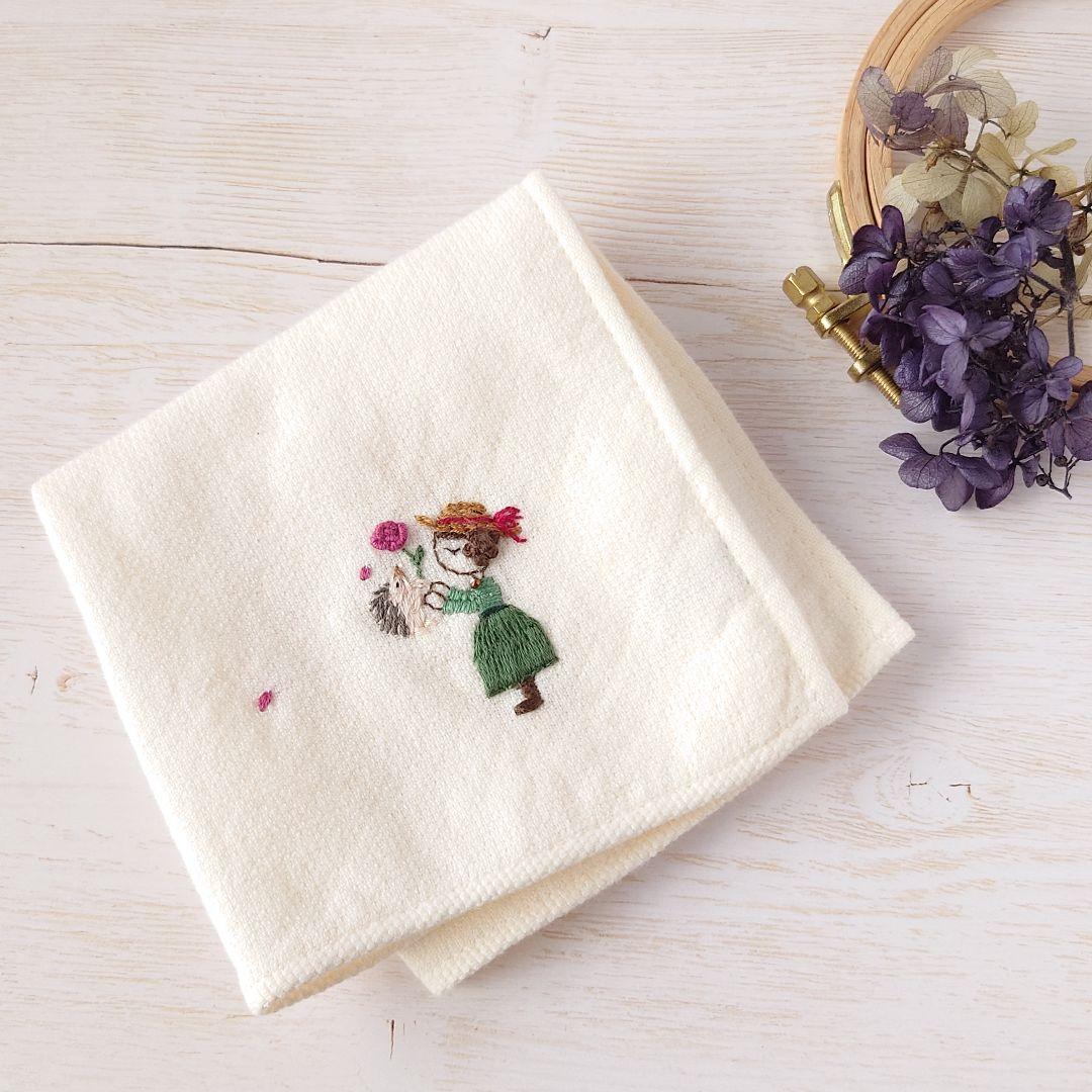 手刺繍入ちっちゃな タオルハンカチ【女の子とはりねずみ君】