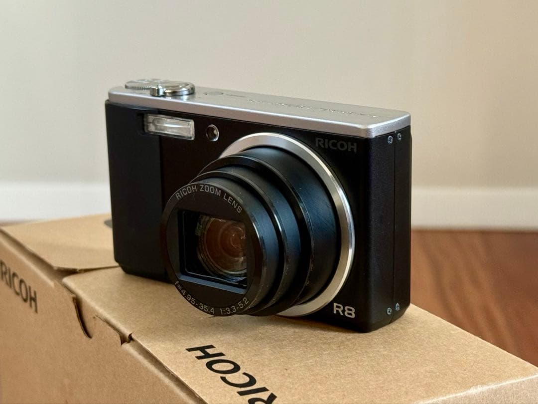 RICOH R8 コンパクトデジタルカメラ　レアカラー　完動品