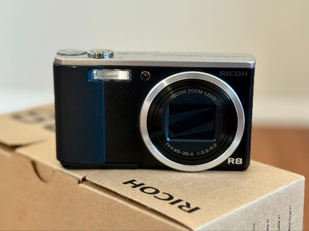 RICOH R8 コンパクトデジタルカメラ　レアカラー　完動品