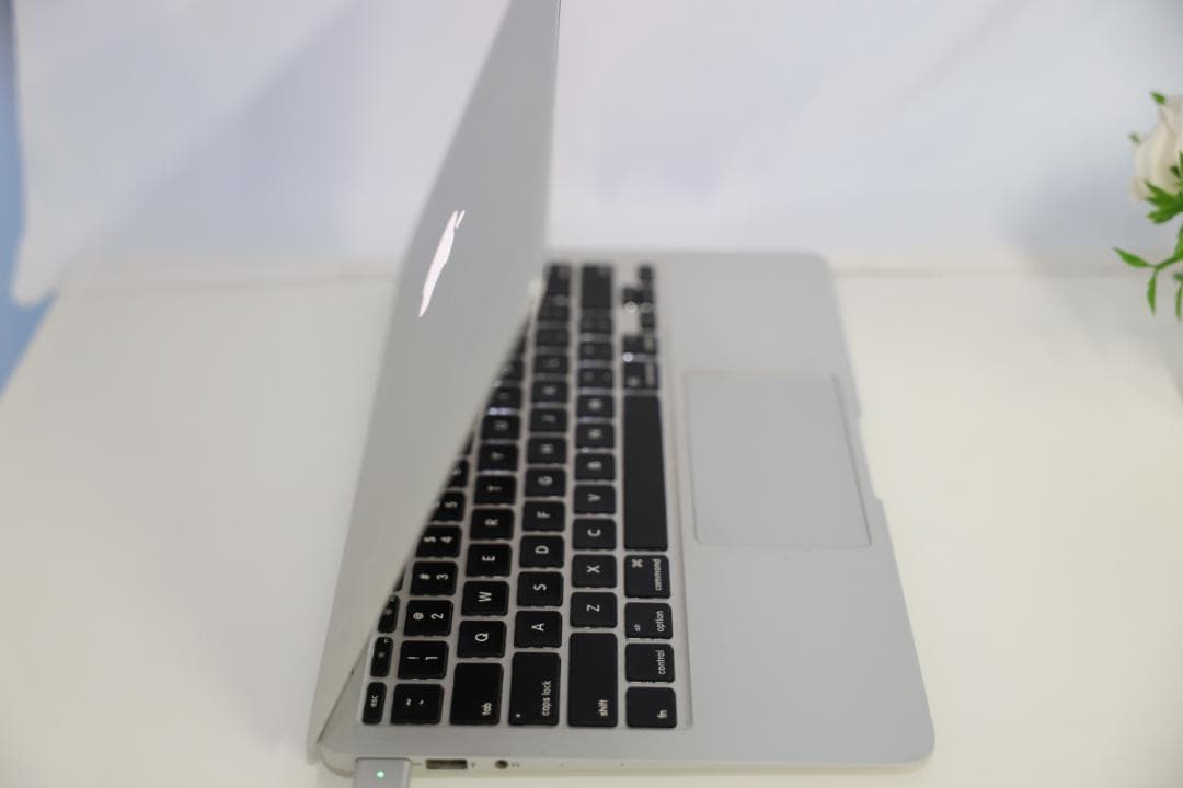 ま*ろ様 中古 MacBook Air 11インチ Early 2015 i5