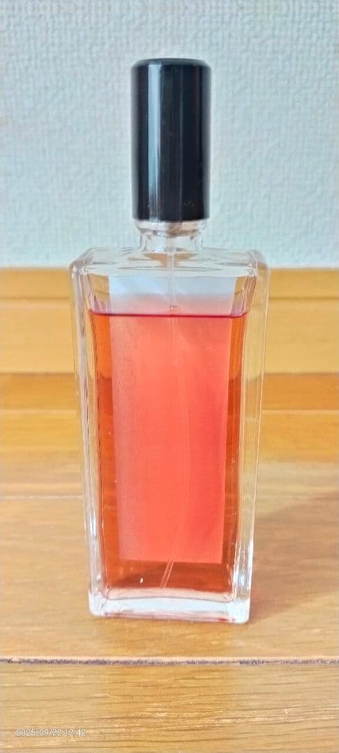 SERGE LUTENS Santal Majuscule 香水
