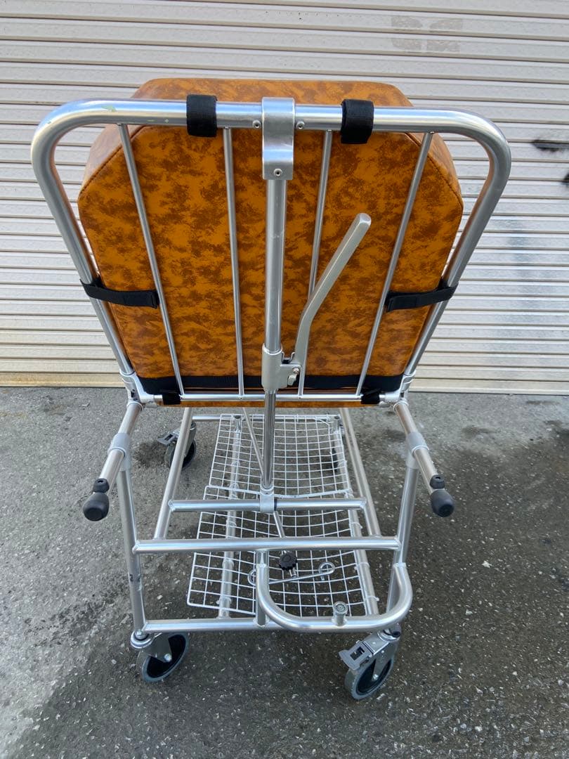 ストレッチャーになります。
