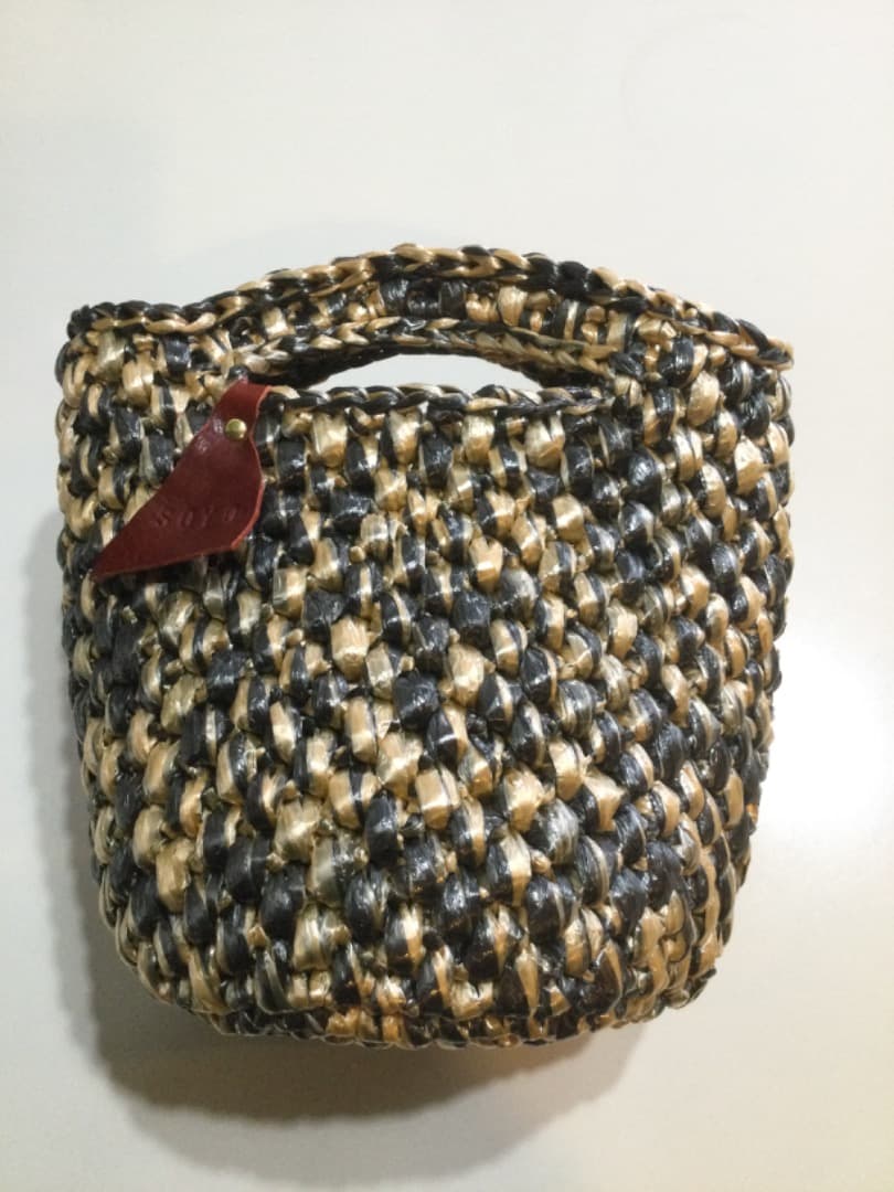 送料無料　そよかぜのトートバッグ　黒×金　ハンドメイド　手編み　かぎ針