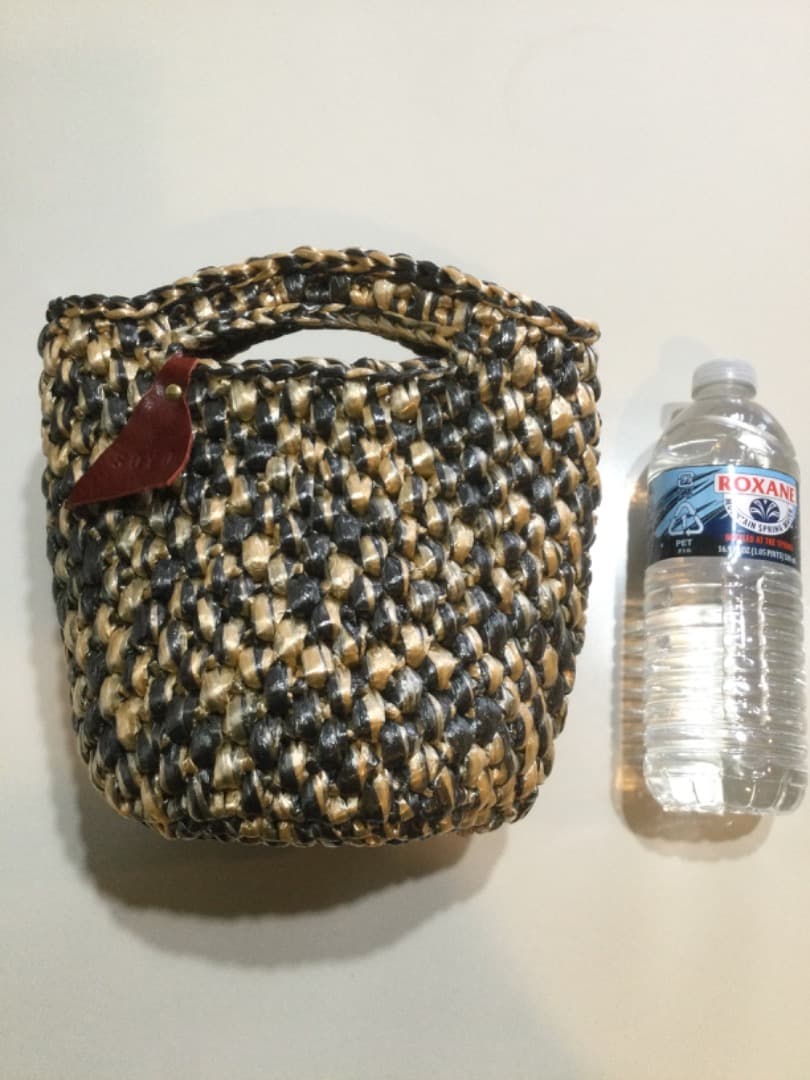 送料無料　そよかぜのトートバッグ　黒×金　ハンドメイド　手編み　かぎ針