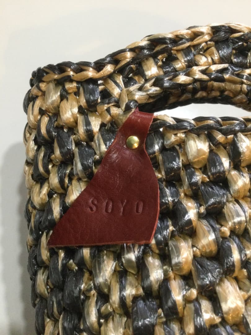 送料無料　そよかぜのトートバッグ　黒×金　ハンドメイド　手編み　かぎ針