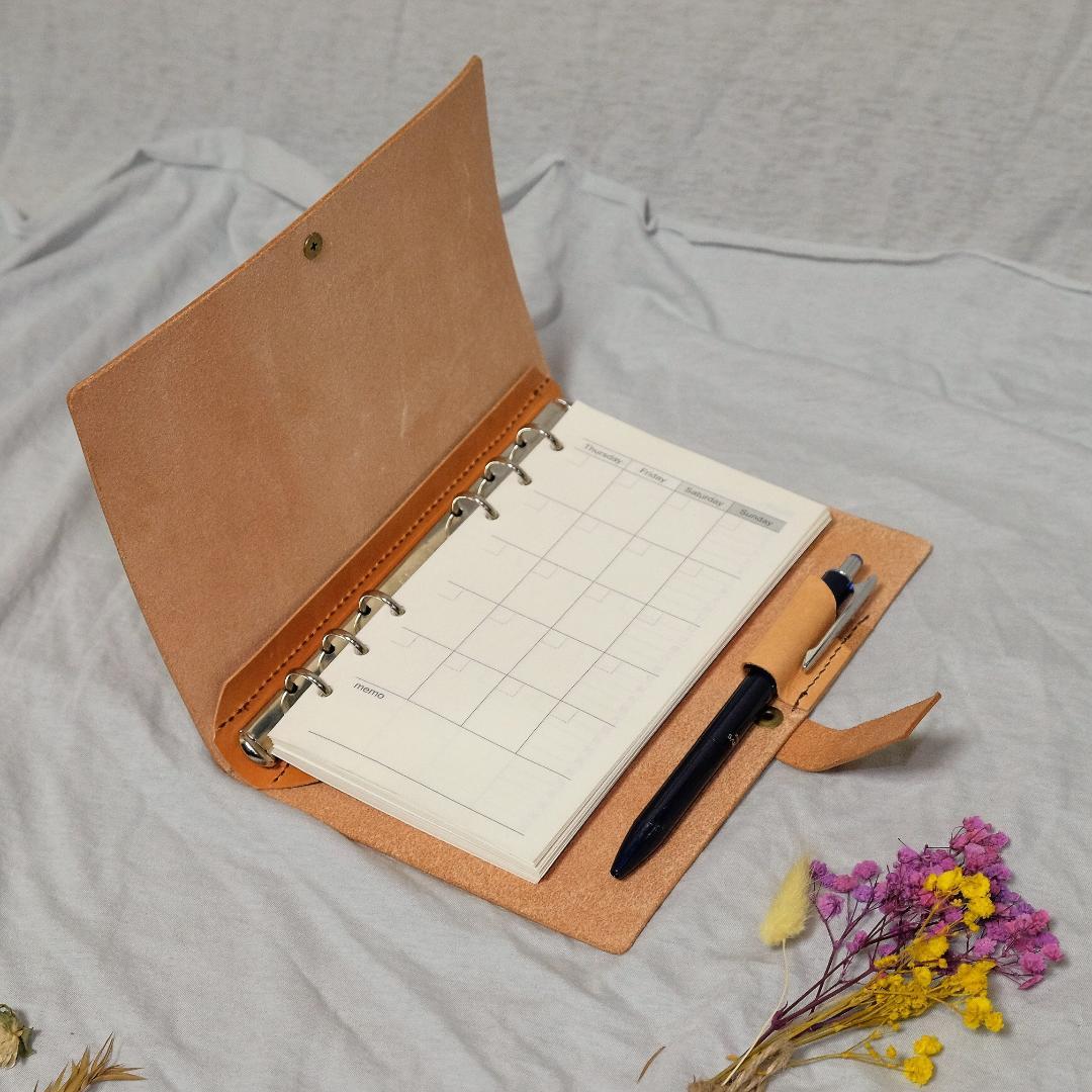 バイブルサイズ　軽量　オイルレザーのシステム手帳