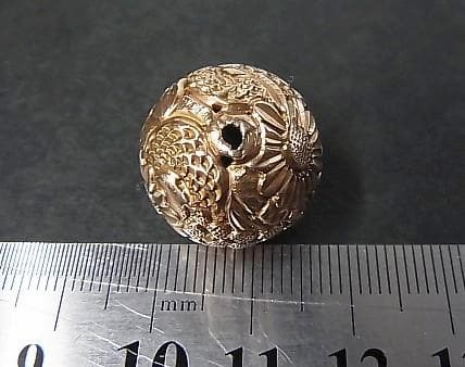 ★D3104★アンティーク　大玉　菊花文様　金属ビーズ　とんぼ玉　和装小物