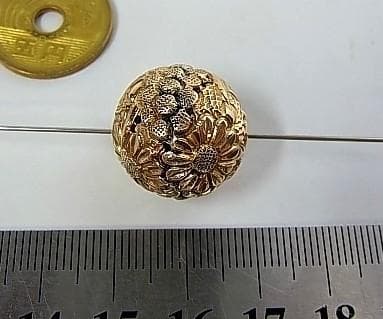 ★D3104★アンティーク　大玉　菊花文様　金属ビーズ　とんぼ玉　和装小物