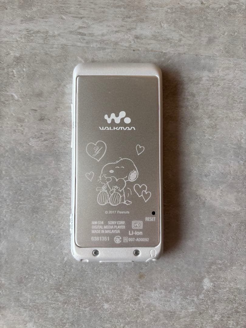 d*4様 【値下げ実施中】SONY ウォークマン rdp-nwt19 スヌーピー