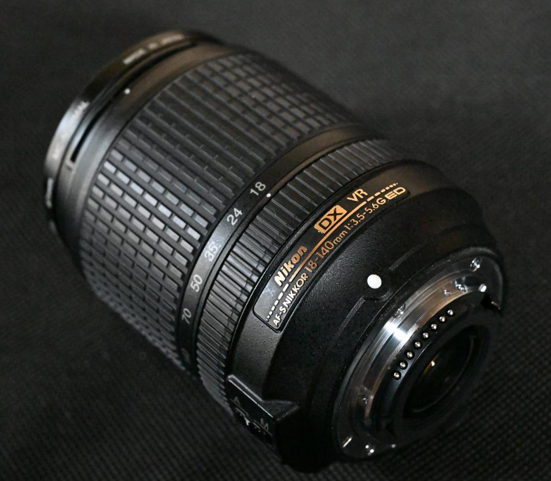 ニコンD7500 18-140mm キット+ SB700+SD128ギガ