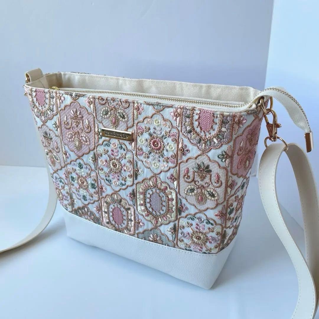 インド刺繍マカロンピンクと合皮パールホワイト　さショルダーバッグ　ハンドメイド