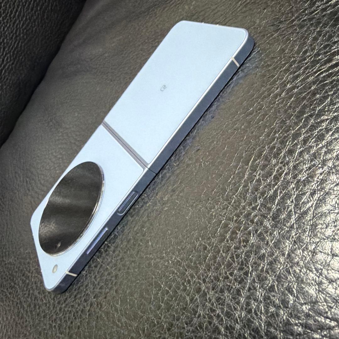 中古美品　Libero Flip本体　折りたたみスマホ　LANVIN新品ケース付