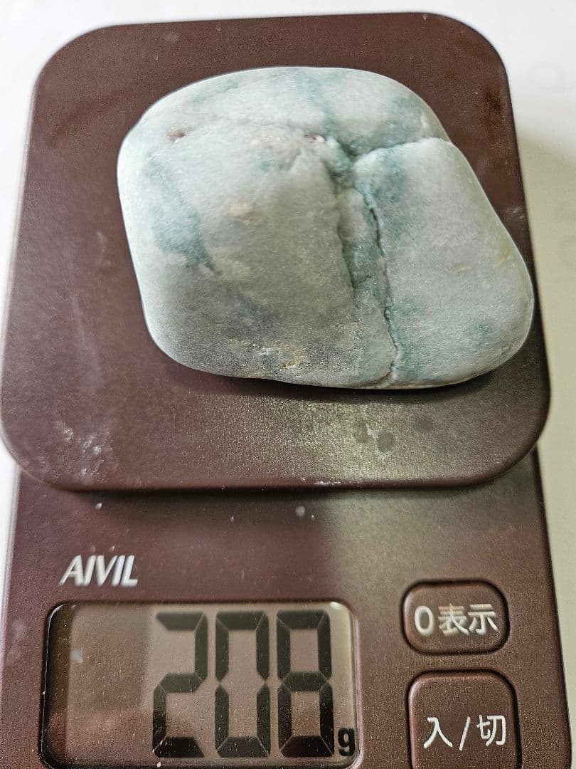 糸魚川　翡翠原石　　　　　観賞原石　綺麗透過ブルー　底の黒緑　綺麗石