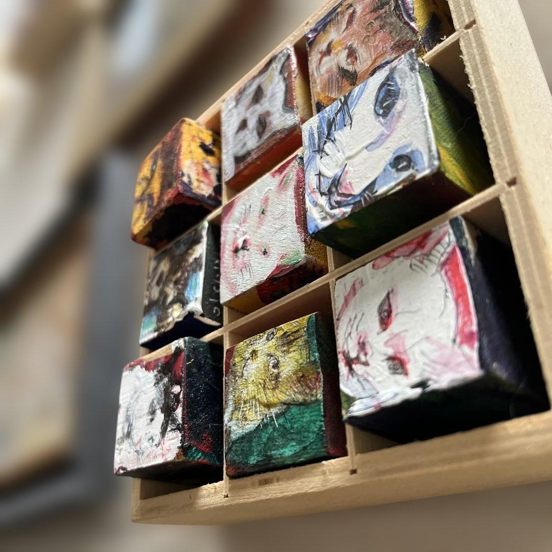 猫の顔の木製立方体アート　アクリル　水彩9個