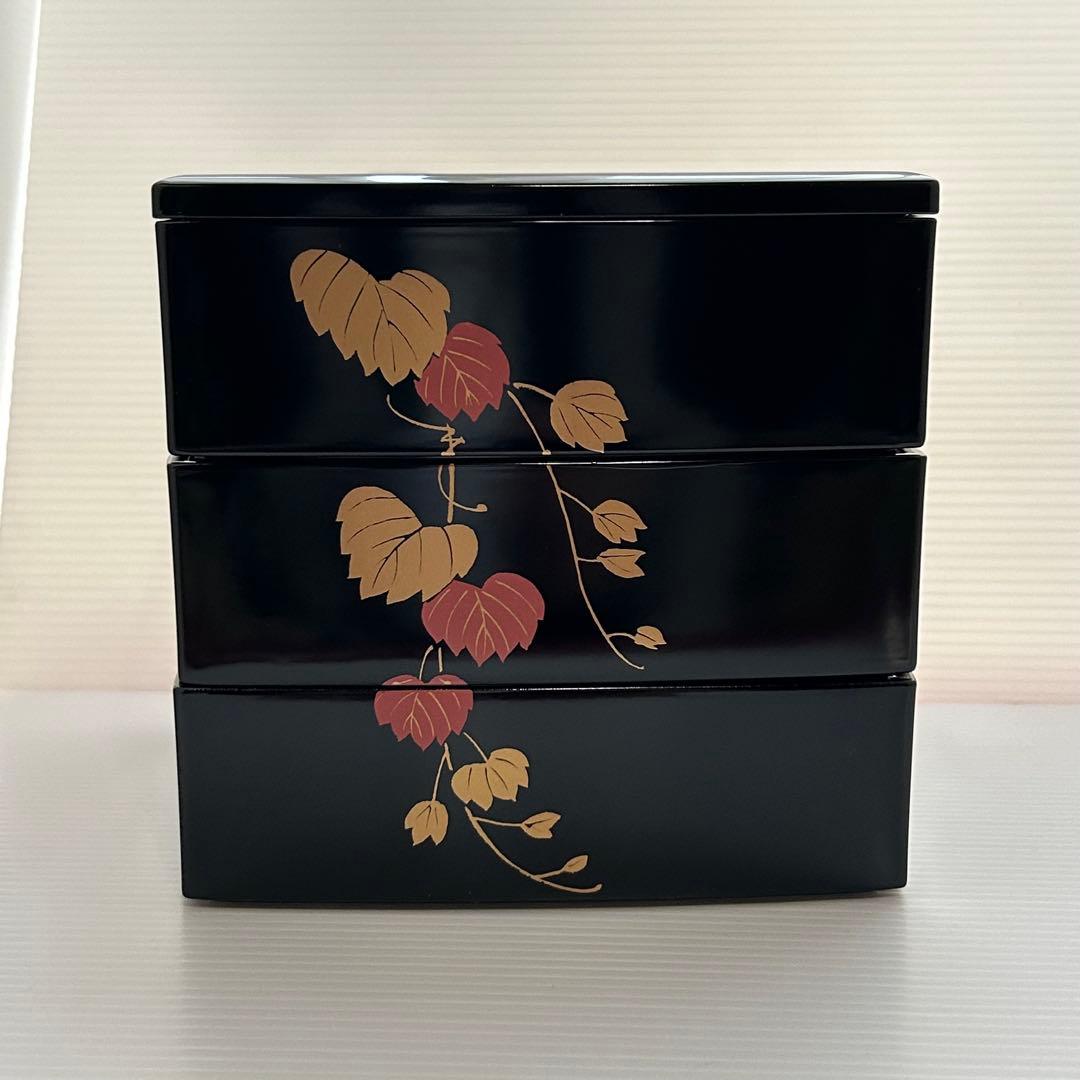 【未使用】本漆塗り 三段重箱 年輪漆器 黒地 金 赤 天然木 おもてなしk104