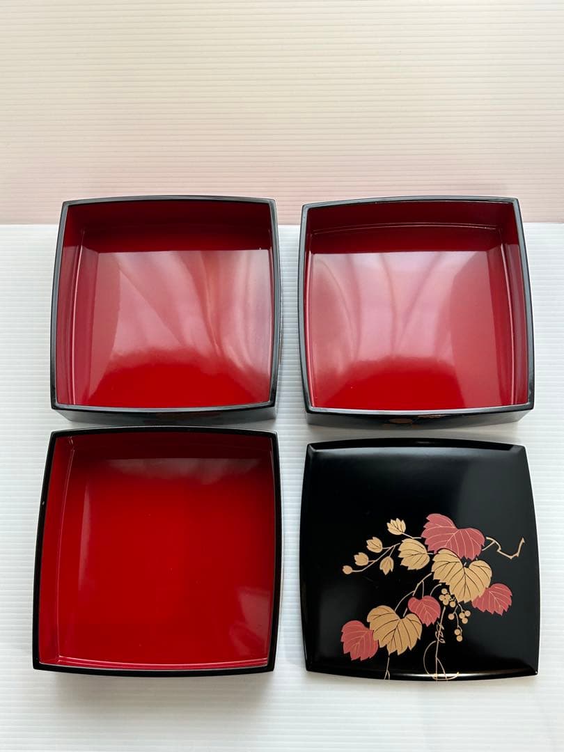 【未使用】本漆塗り 三段重箱 年輪漆器 黒地 金 赤 天然木 おもてなしk104