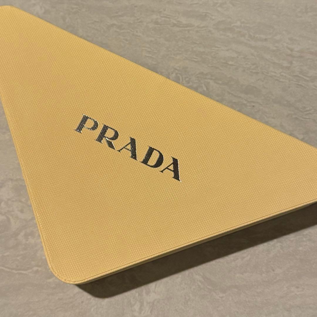 【新品未使用】PRADAリップバームフロスティングケア バナナイエロー