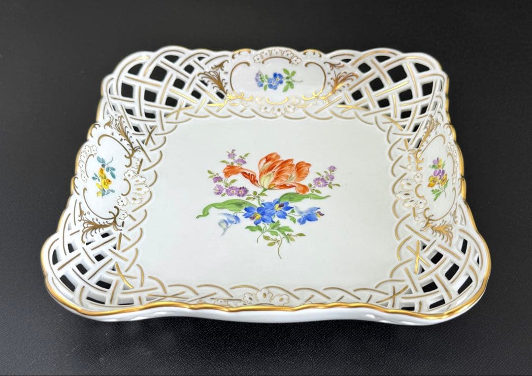 花柄装飾の陶器皿