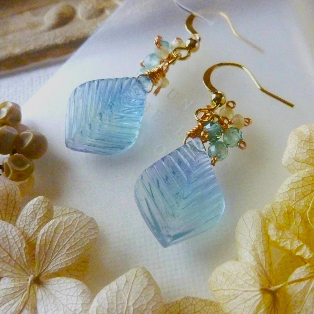 ポメころび様＊14kgf/天然石フローライトリーフカービングのクリスマスピアス