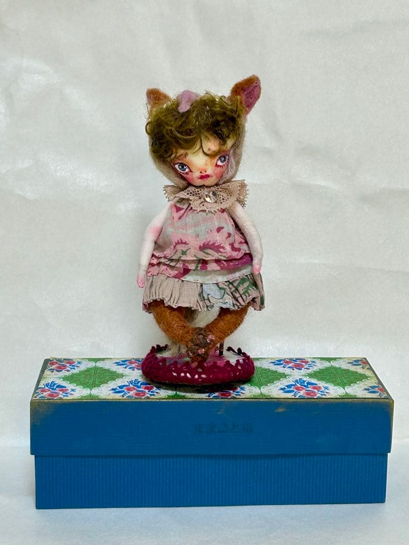 人気作家・ままごと森さんの「マモノちゃん」　猫耳頭巾シッポあり　箱とスタンド付き