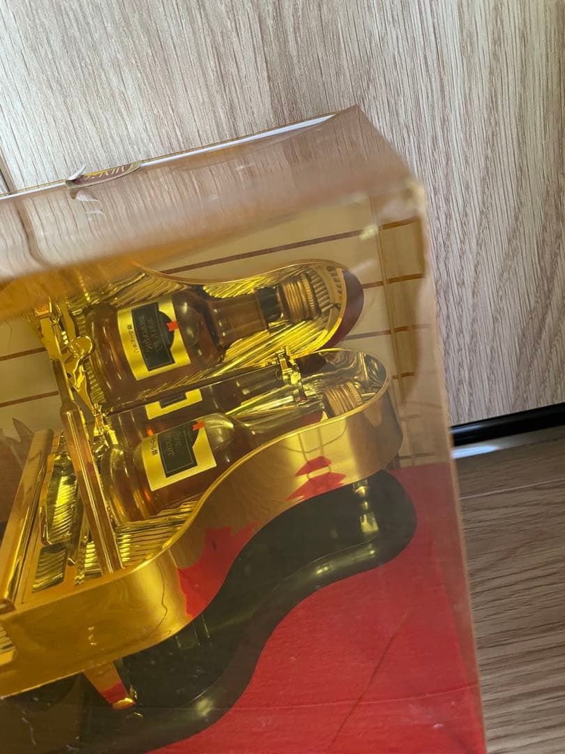 La Priere ゴールド グランドピアノ お酒他