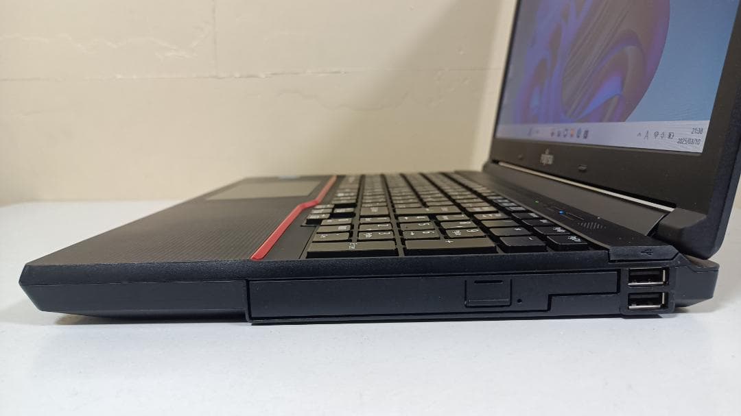 ノートパソコンFUJITSU第四世代Core i3 SSD128G メモリ8G