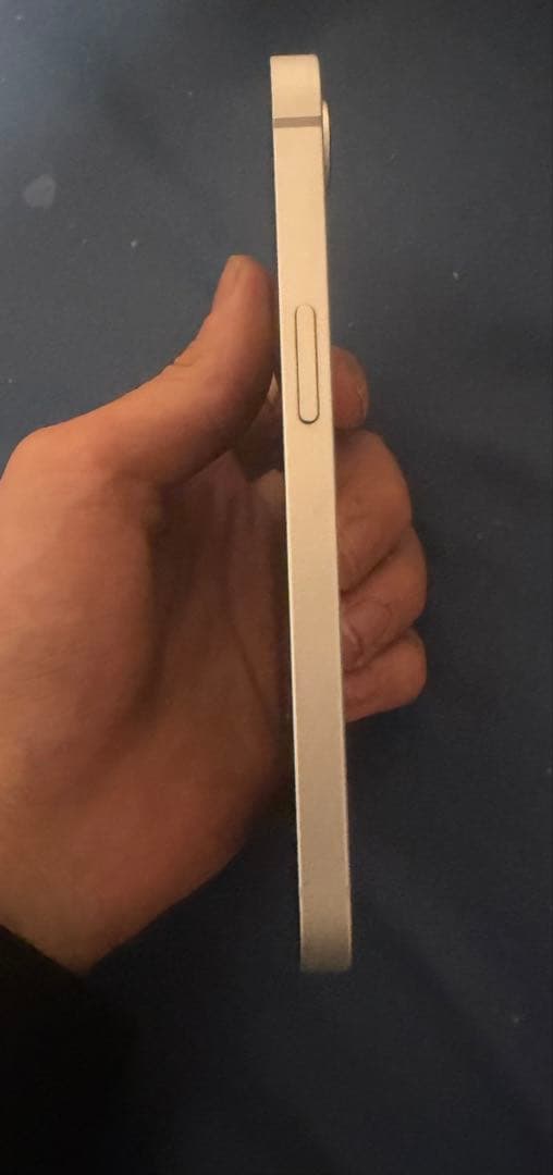 ほぼ新品未使用 iPhone 16e ホワイト 128GB 物理SiMあり