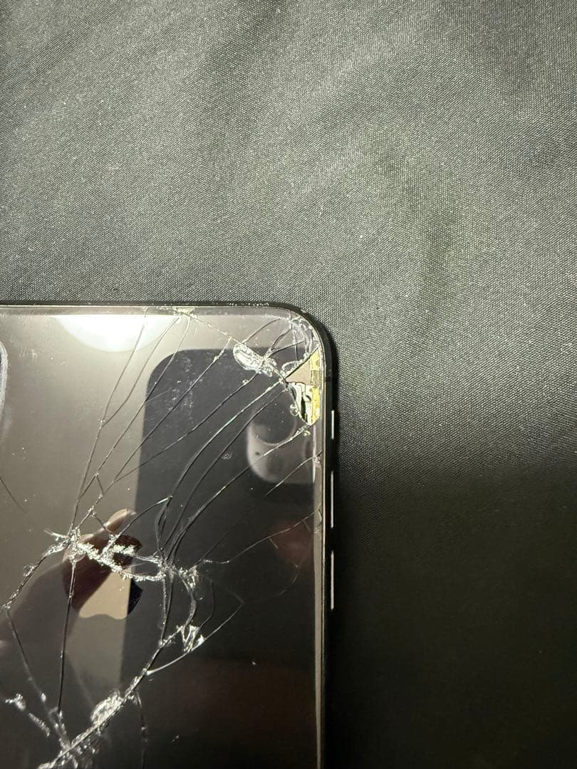 iPhone Xs max 背面ひび割れ