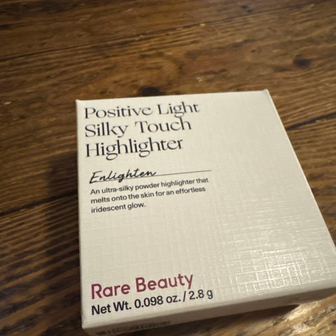 Rare Beauty ハイライター　Enlighten