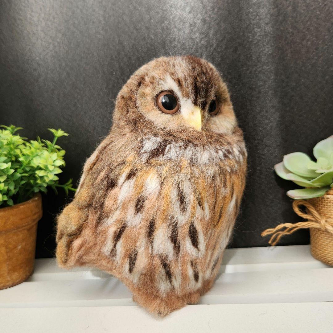 羊毛フェルト製置物　モリフクロウ　高さ約19㎝