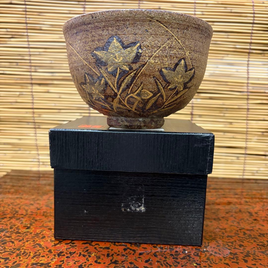 ＡＥー０２ 金彩花模様の陶器製茶碗 美品で素敵 激安の投売り大特価