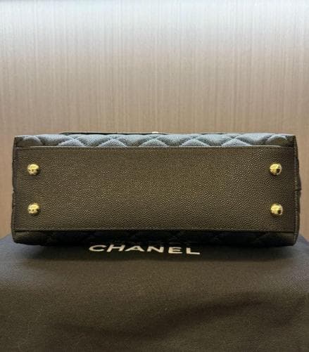 ♪ブラックのハンドバッグで、ゴールドの金具付きです~~