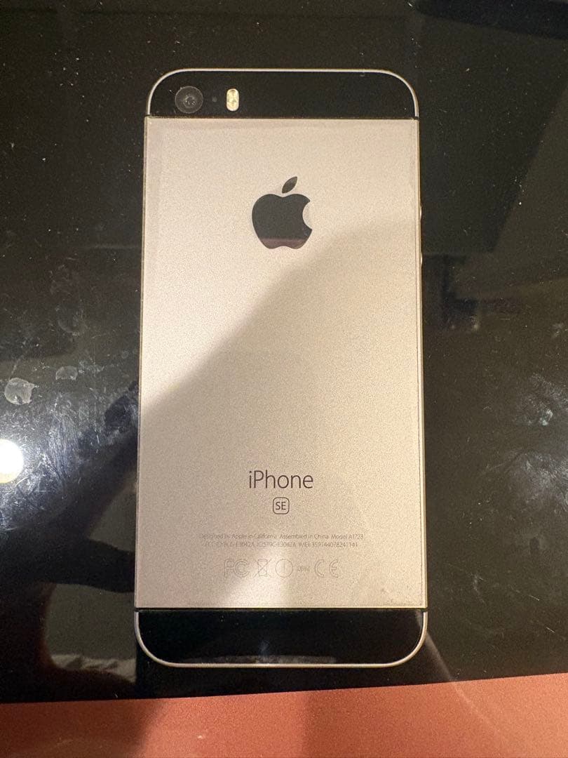 Apple iPhone SE 64GB シルバー/ブラック ケース付き