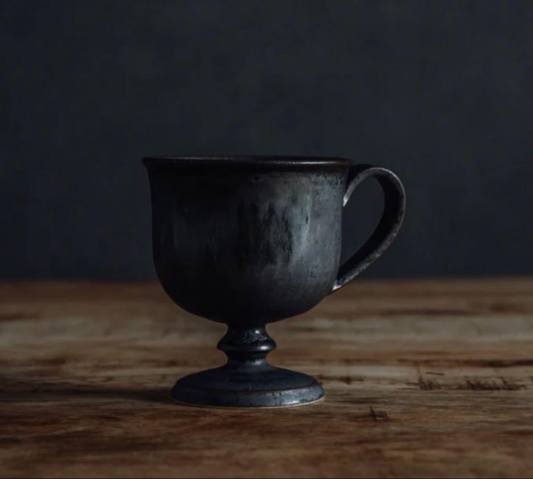 黒い脚付き陶器カップ yoshida pottery ゴブレット