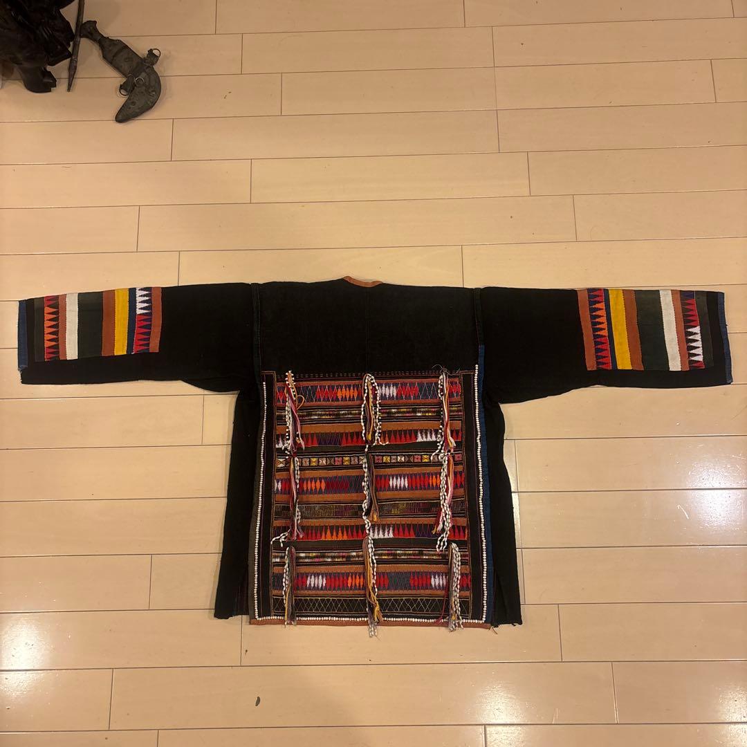 タイヴィンテージ　アカ族の手仕事による鮮やかな色彩の刺繍ジャケット　アップリケ