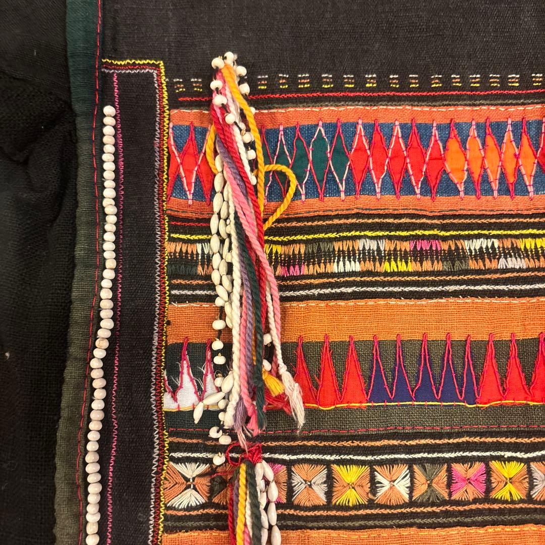 タイヴィンテージ　アカ族の手仕事による鮮やかな色彩の刺繍ジャケット　アップリケ