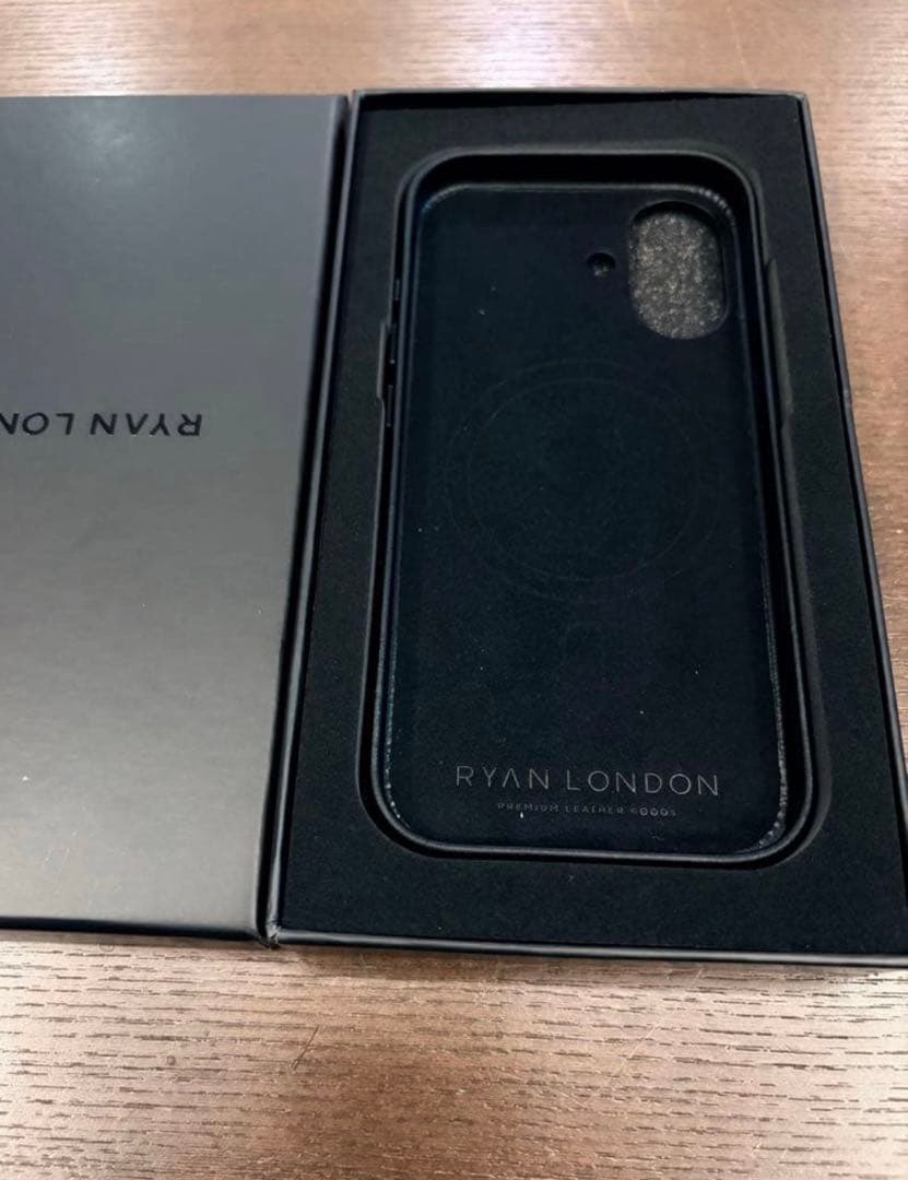日本未発売　iPhone17用レザーケース RyanLondon